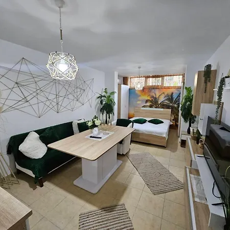 Tropical Chic For Two, Basement Escape By Flat Mаnager * Ράβντα