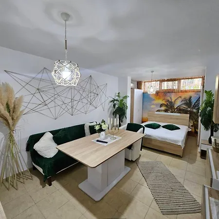 Tropical Chic For Two, Basement Escape By Flat Mаnager