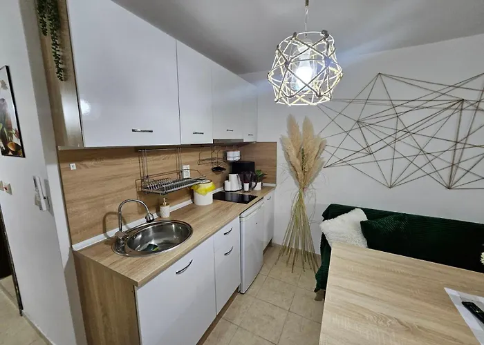 Tropical Chic For Two, Basement Escape By Flat Mаnager * Ράβντα