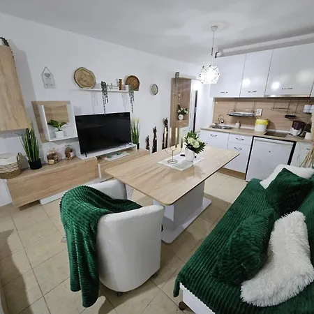 Tropical Chic For Two, Basement Escape By Flat Mаnager
