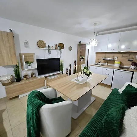 Апартаменты Tropical Chic For Two, Basement Escape By Flat Mаnager Равда