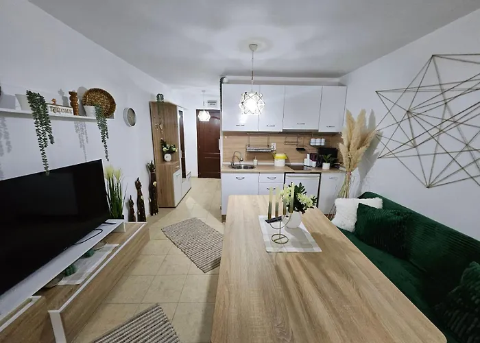 Tropical Chic For Two, Basement Escape By Flat Mаnager *